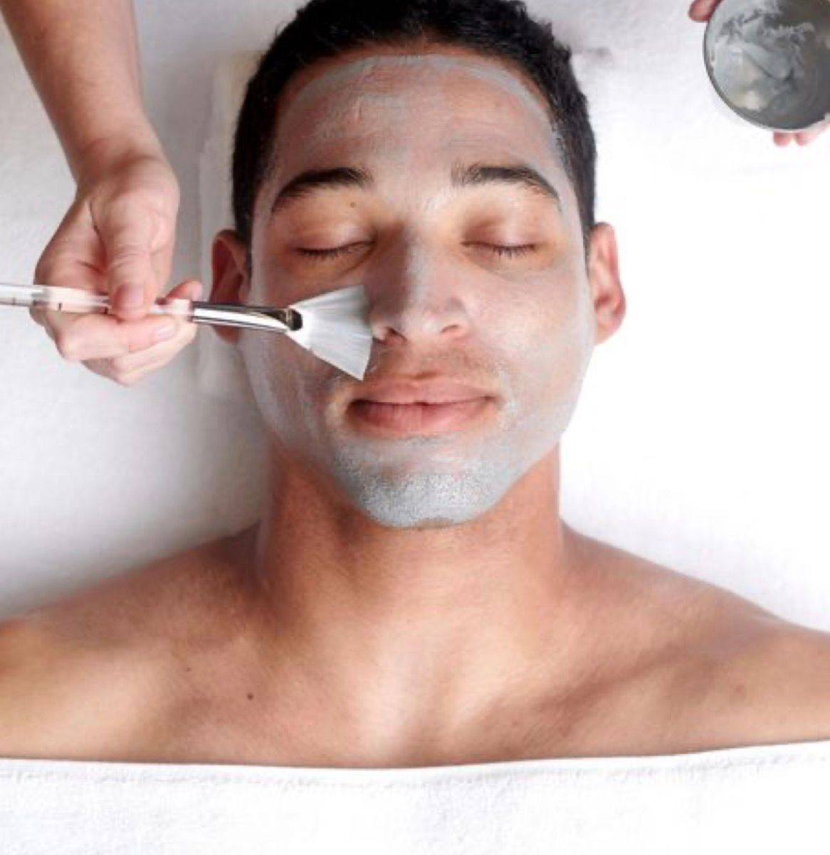 Mann Gesichtsbehandlung